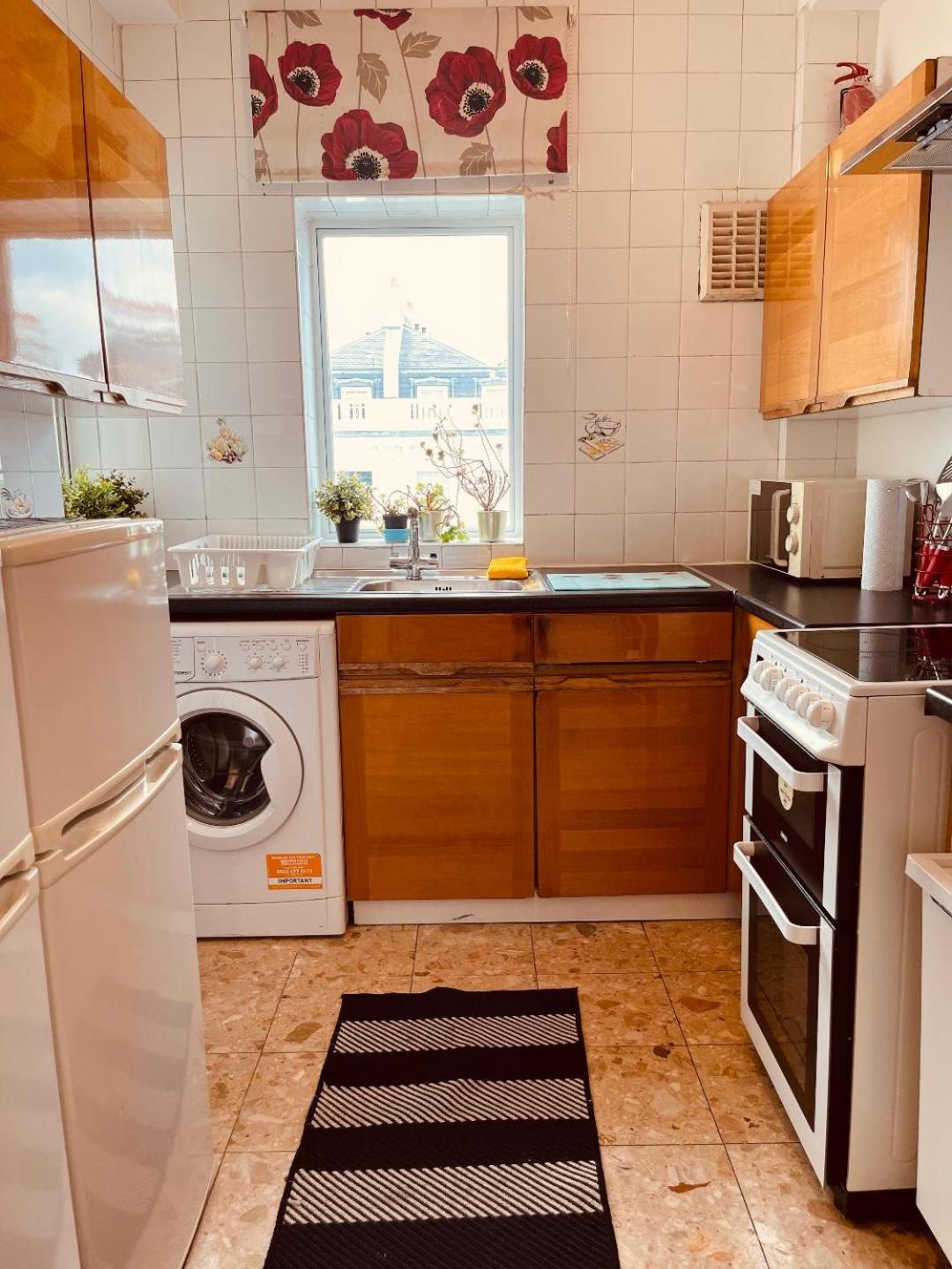 Family apartment with balcony 2 min walk to Hyde Park