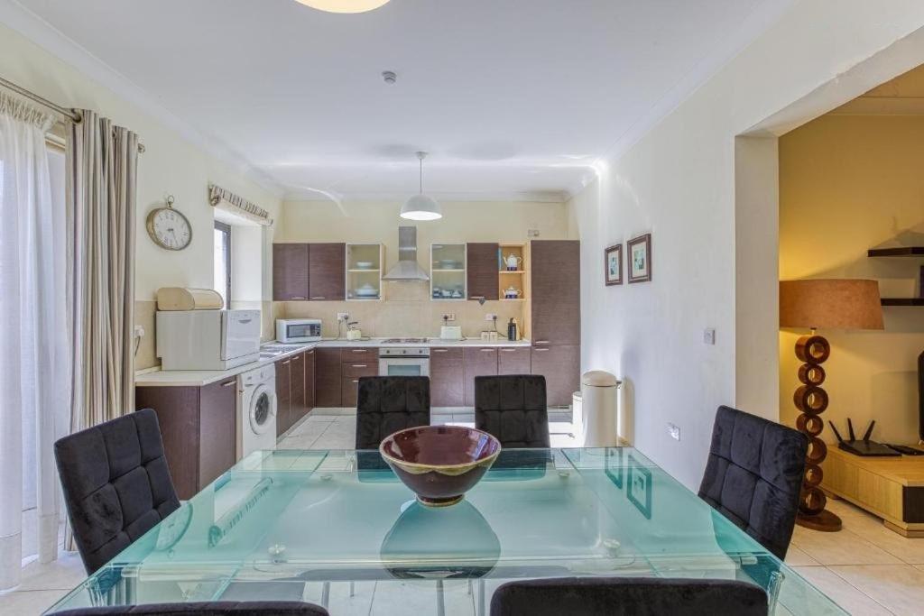 Beautiful 3 bed rm apartment close to sea and best of Sliema view 4