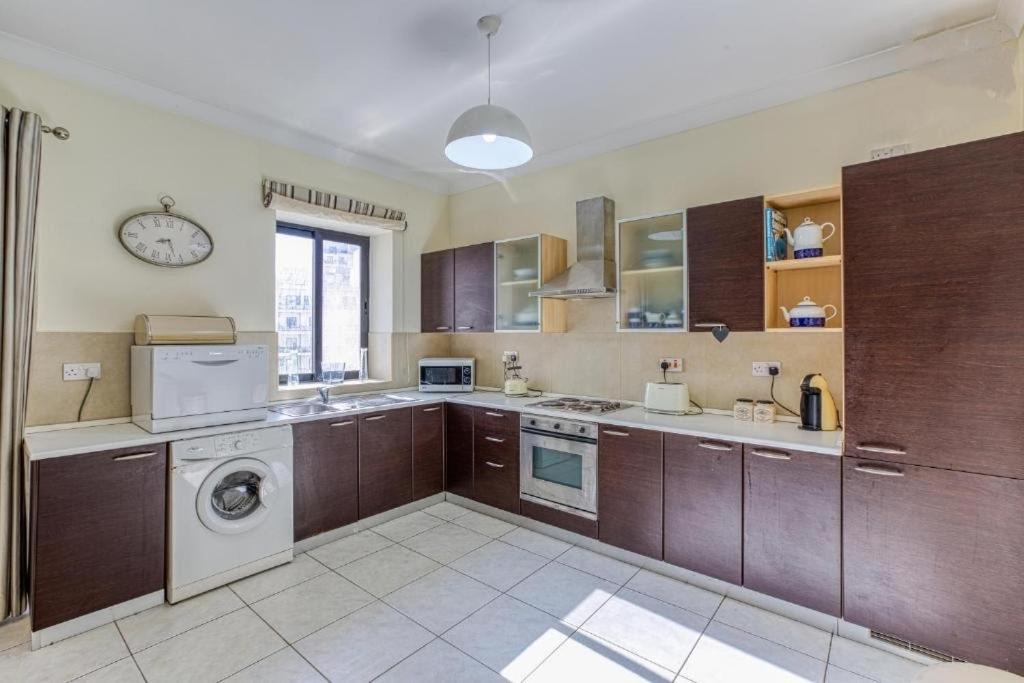 Beautiful 3 bed rm apartment close to sea and best of Sliema view 2