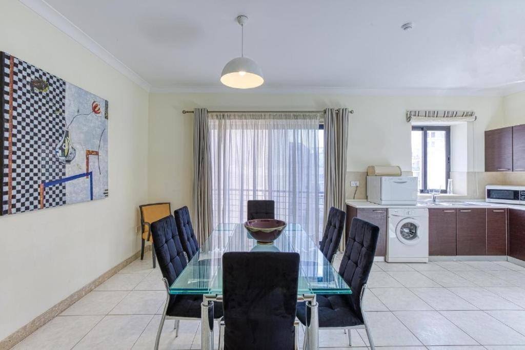 Beautiful 3 bed rm apartment close to sea and best of Sliema view 5