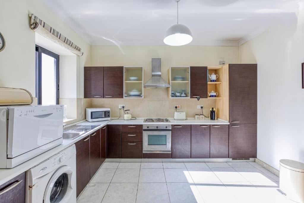 Beautiful 3 bed rm apartment close to sea and best of Sliema view 3