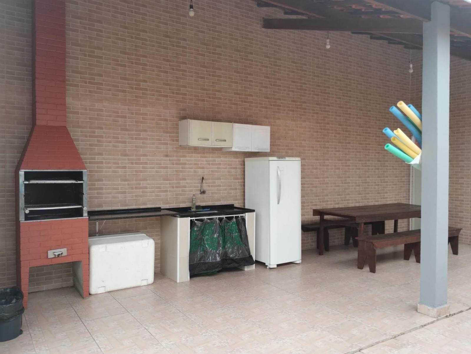 Casa na praia com piscina e churrasqueira