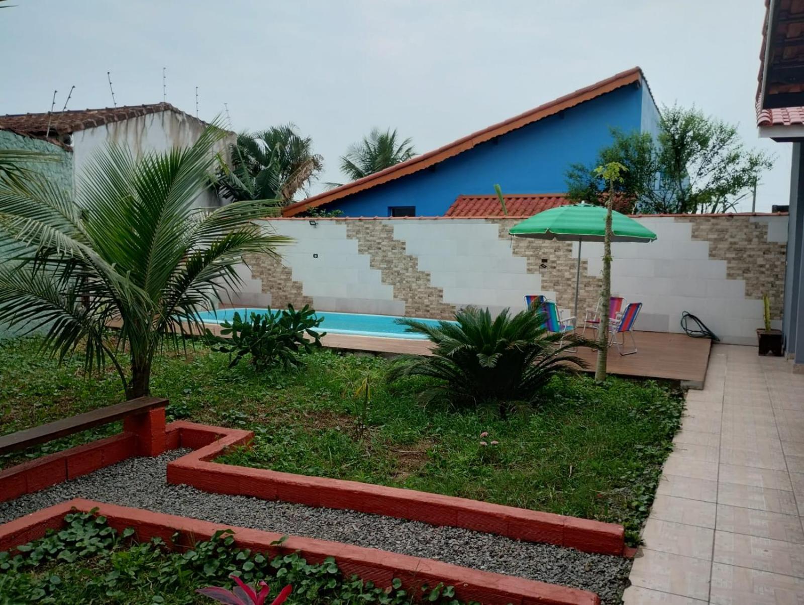 Casa na praia com piscina e churrasqueira