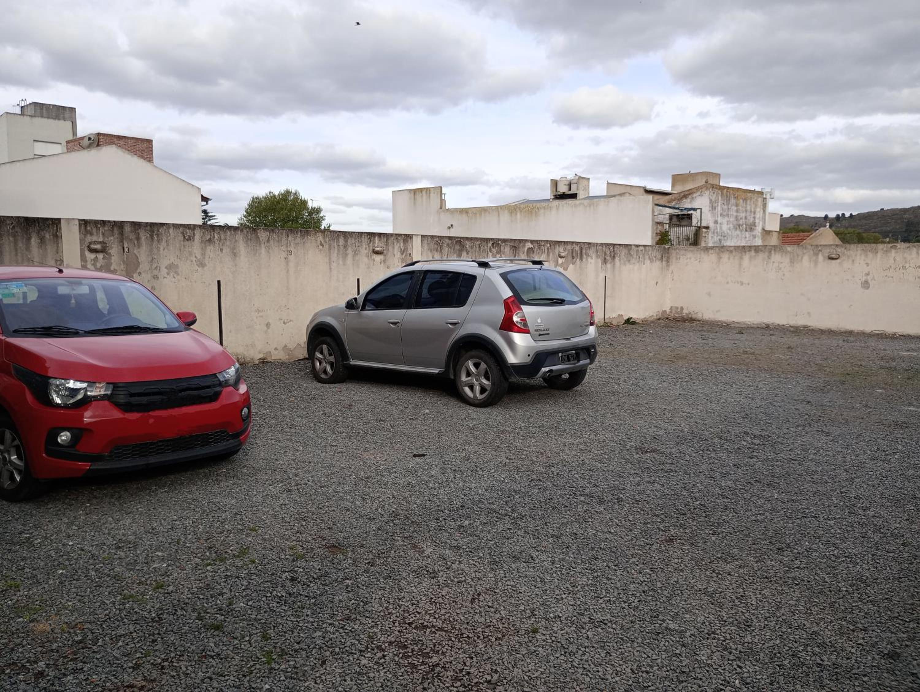 Dpto céntrico con balcón y estacionamiento
