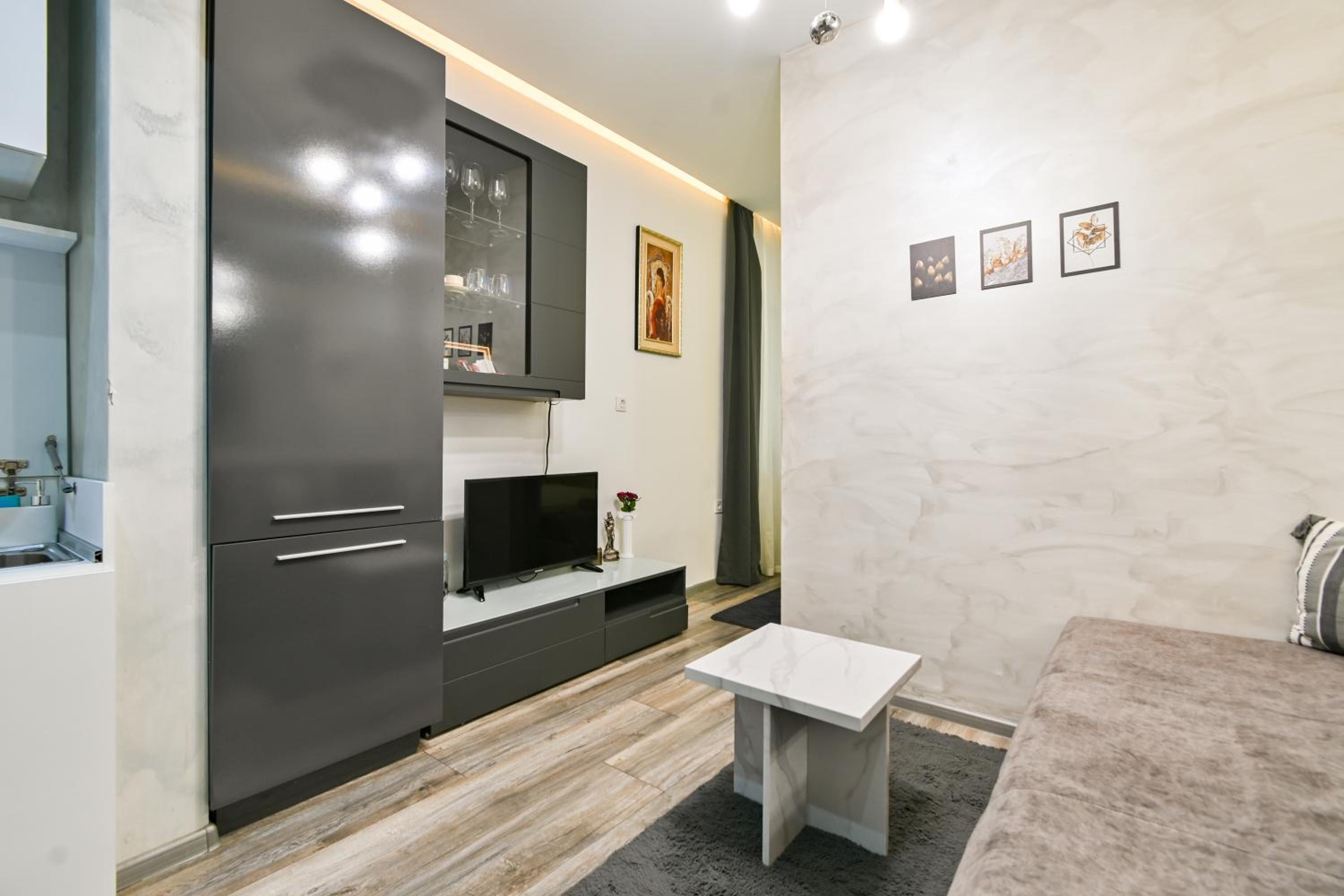 Tsar Simeon 65 Studio (With Parking space)