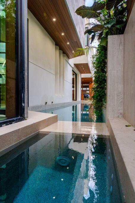 Venice Pool Hot Tub BBQ Home Theater