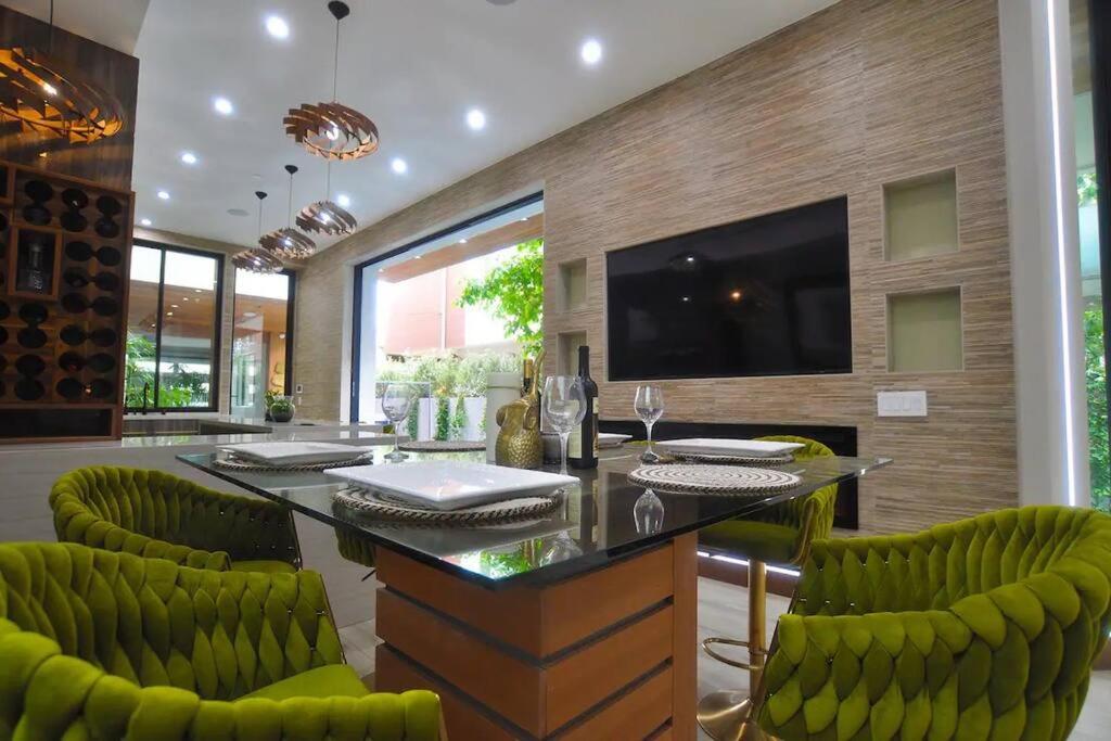 Venice Pool Hot Tub BBQ Home Theater