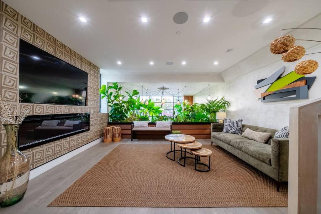 Venice Pool Hot Tub BBQ Home Theater