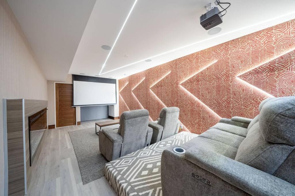 Venice Pool Hot Tub BBQ Home Theater