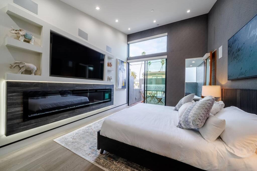 Venice Pool Hot Tub BBQ Home Theater