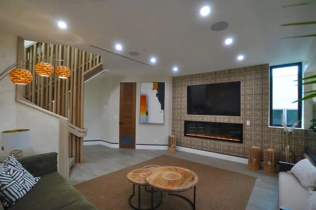 Venice Pool Hot Tub BBQ Home Theater