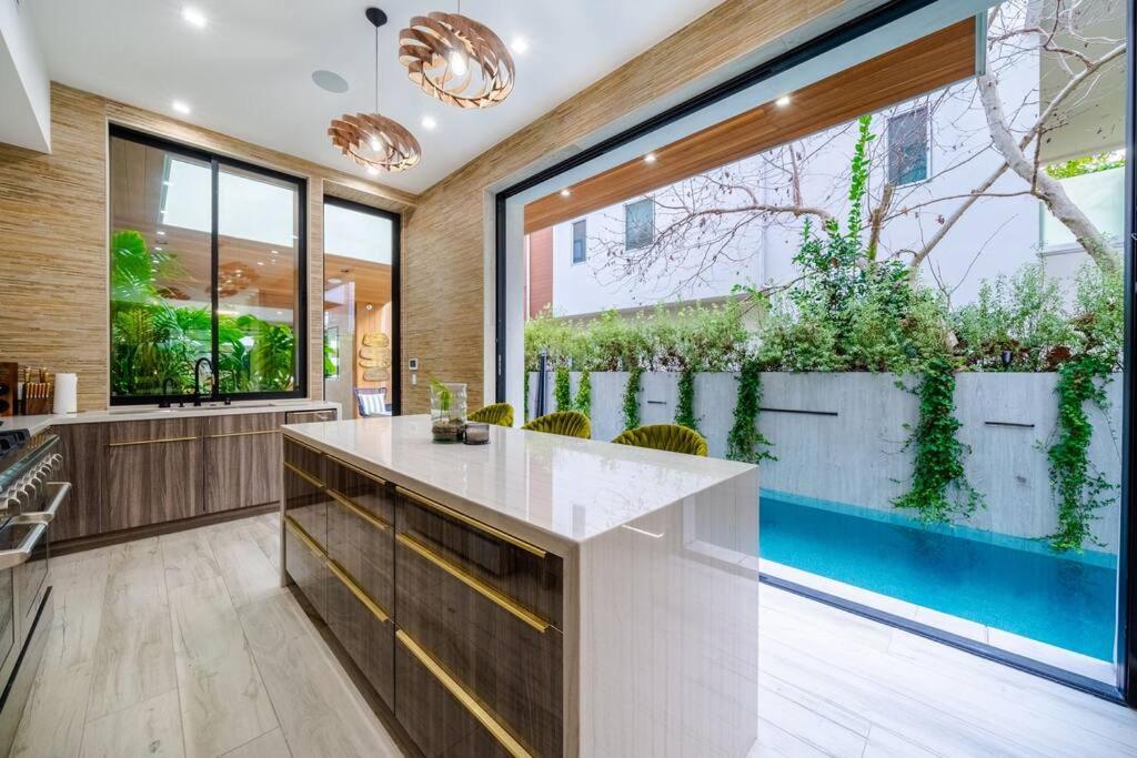 Venice Pool Hot Tub BBQ Home Theater