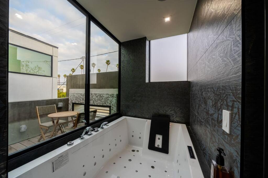 Venice Pool Hot Tub BBQ Home Theater