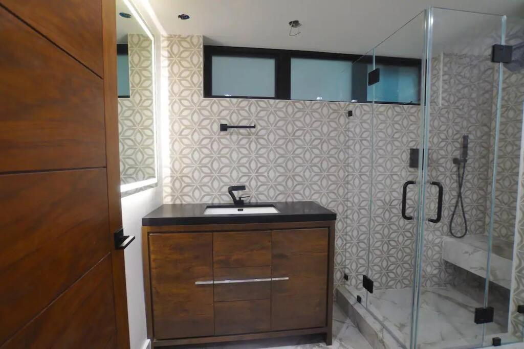 Venice Pool Hot Tub BBQ Home Theater