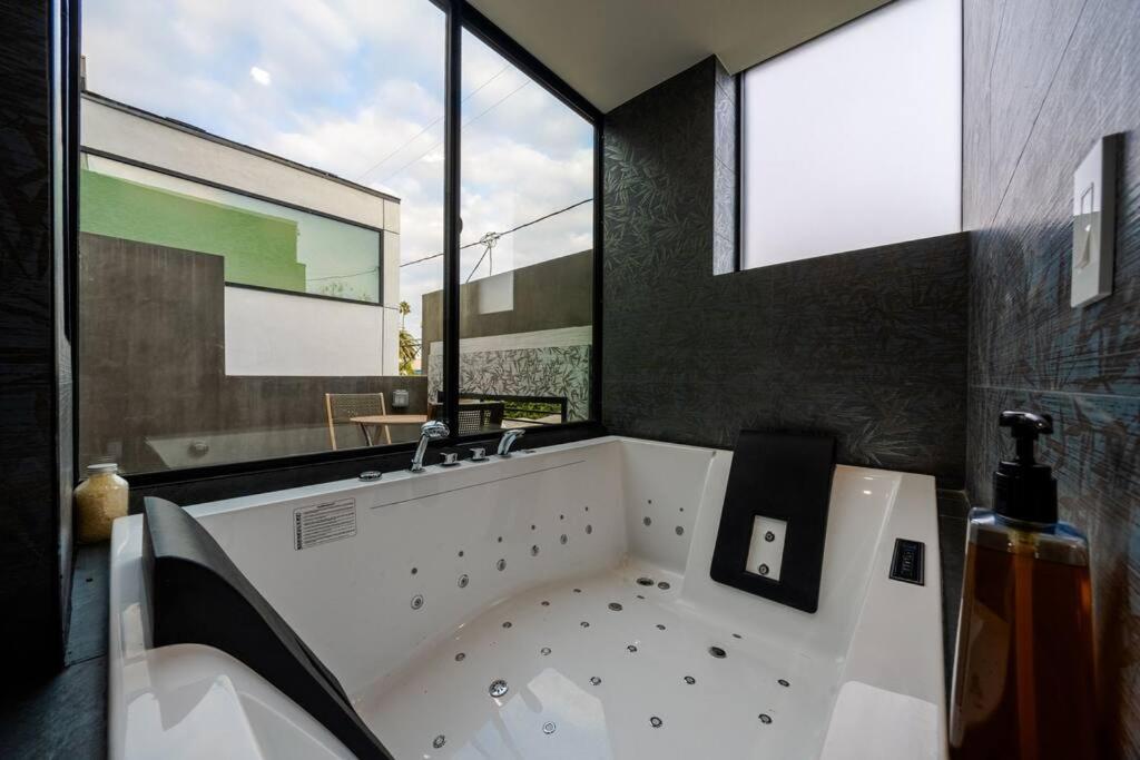 Venice Pool Hot Tub BBQ Home Theater