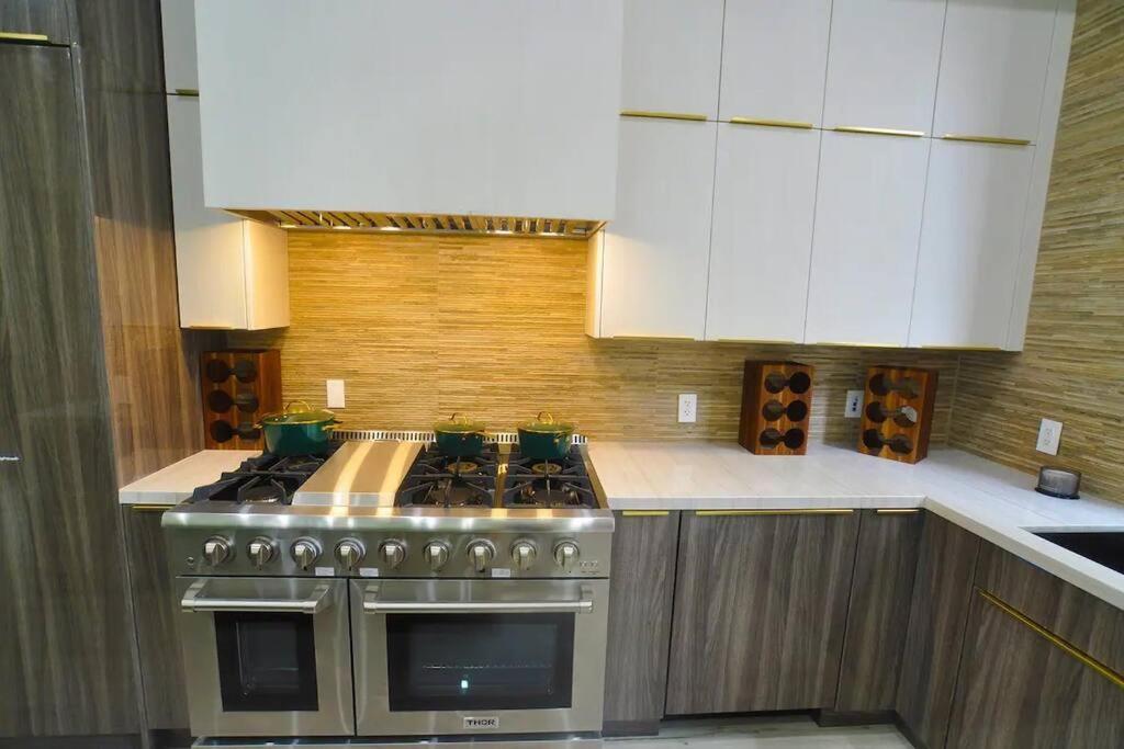 Venice Pool Hot Tub BBQ Home Theater
