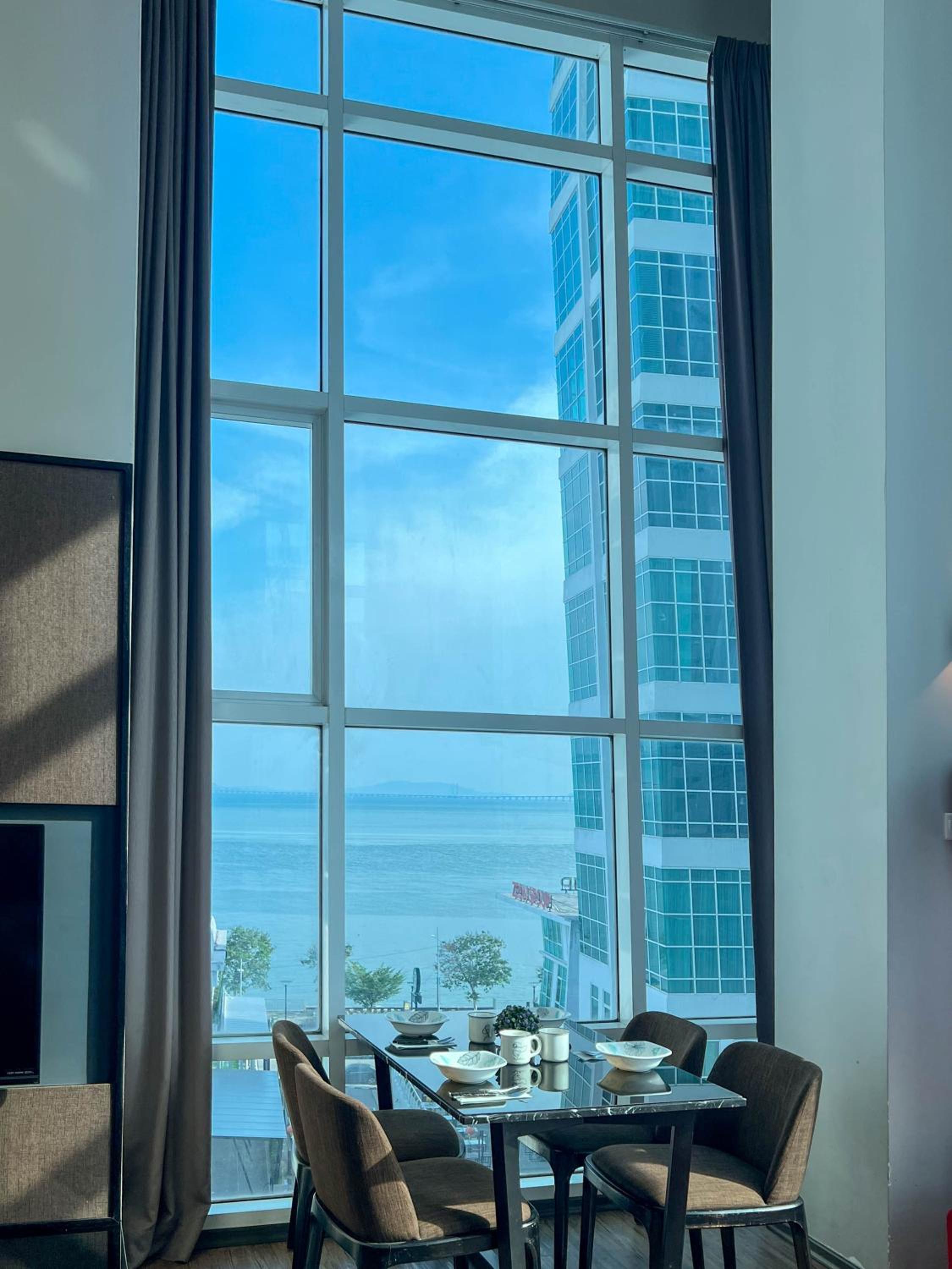 Stylish Duplex at Maritime Suite for 8 Guests with Free Netflix WiFi photo 5