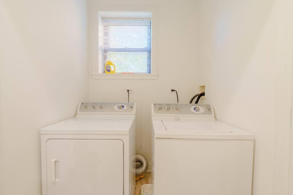 Chic & Elegant 4BR Retreat Near UChi With Laundry photo 5