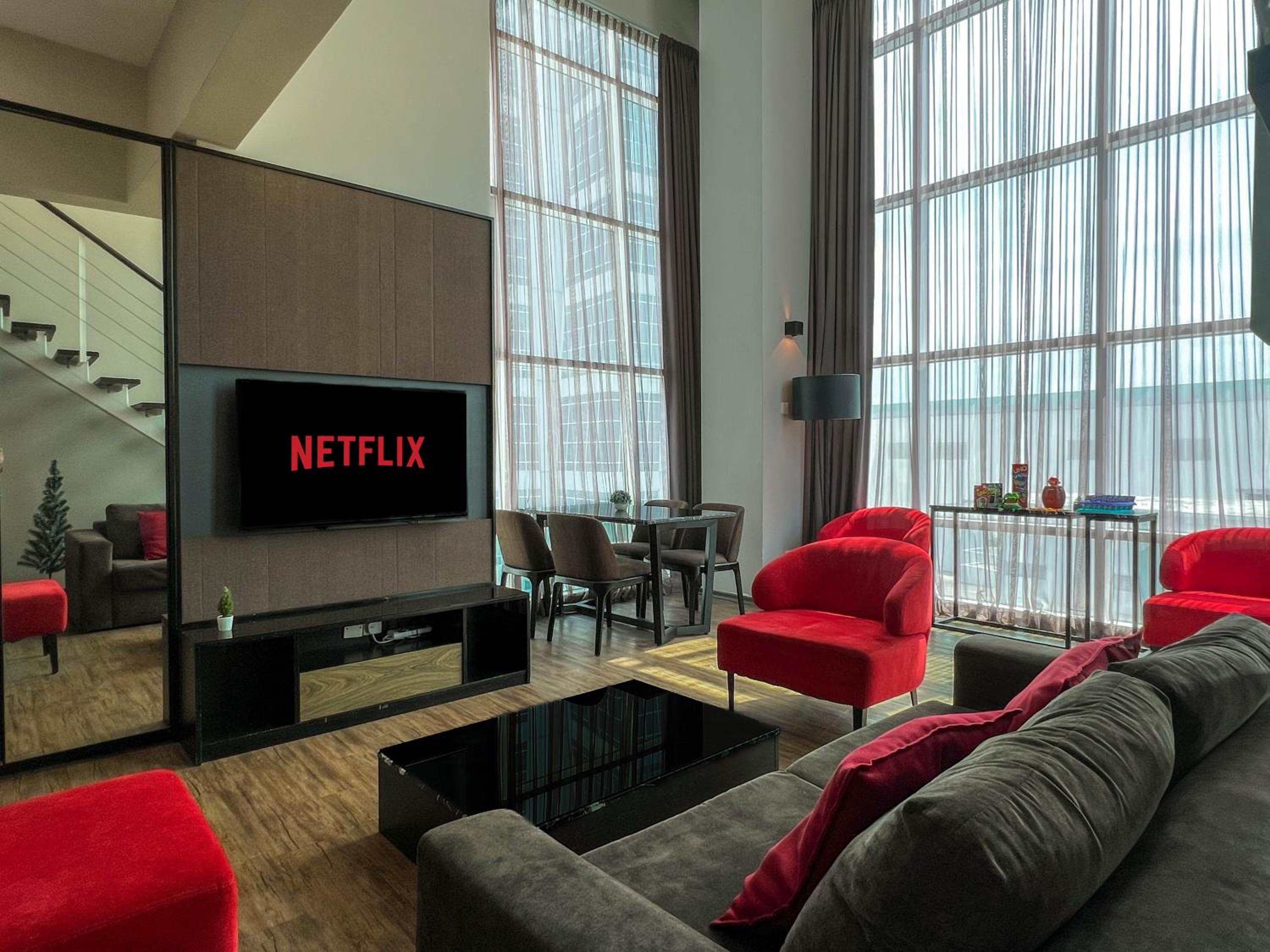 Stylish Duplex at Maritime Suite for 8 Guests with Free Netflix WiFi photo 2