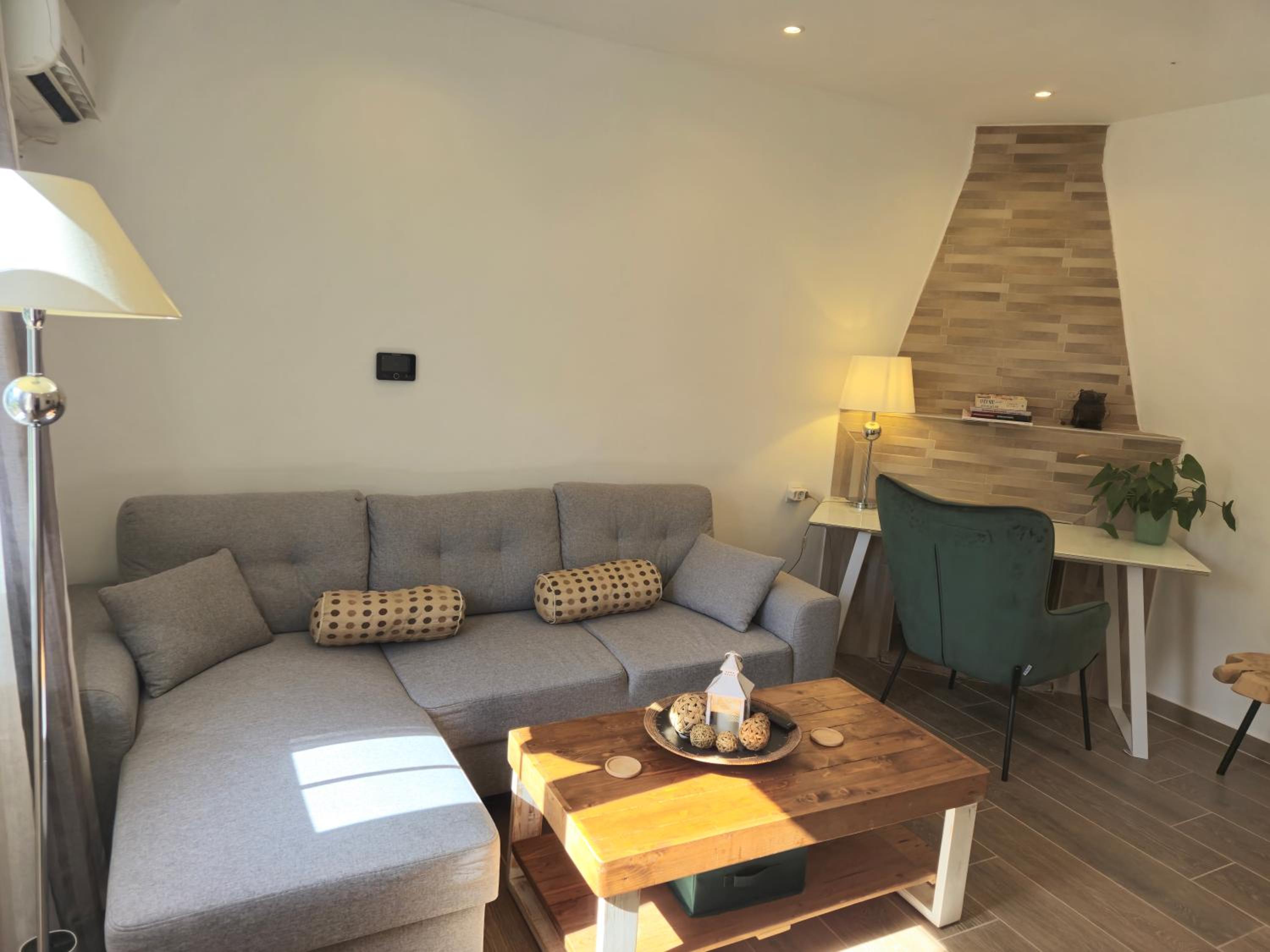 Garden Serenity House - Jacuzzi - 24hr check in - 10m from Airport - Desk - Floor Heating view 4