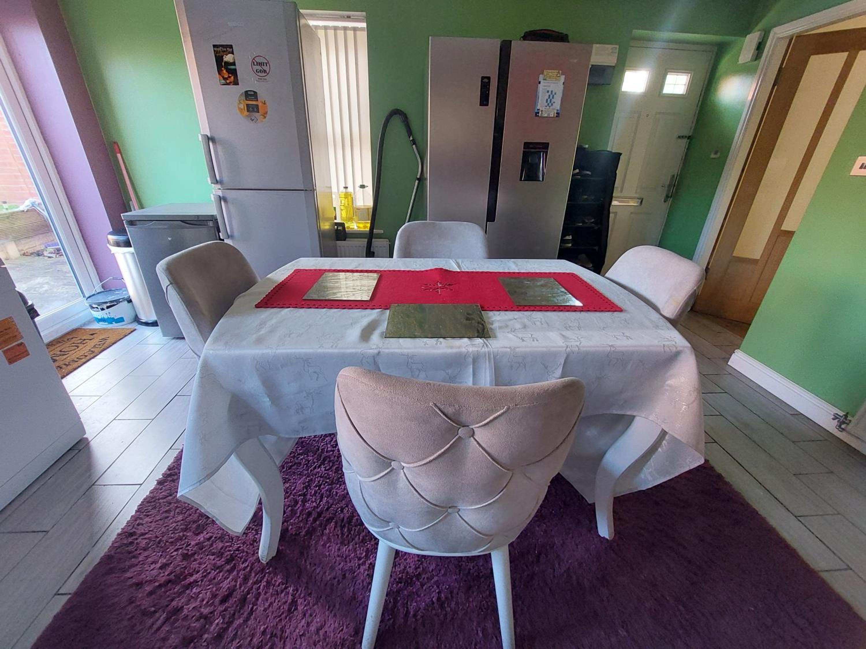Single guest room in Walsall view 3
