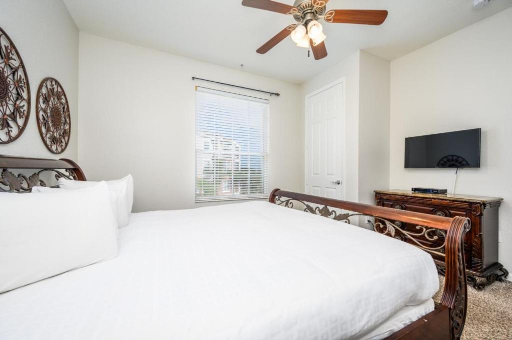 Epic Universe Vista Cay Lakeview Condo - 1019