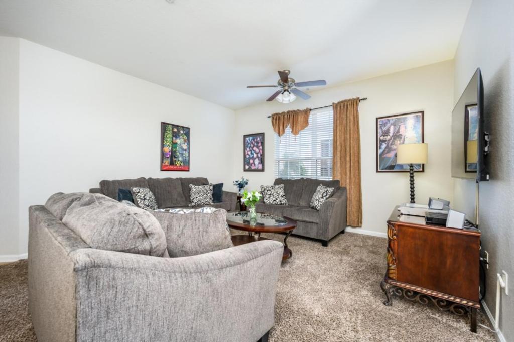 Epic Universe Vista Cay Lakeview Condo - 1019