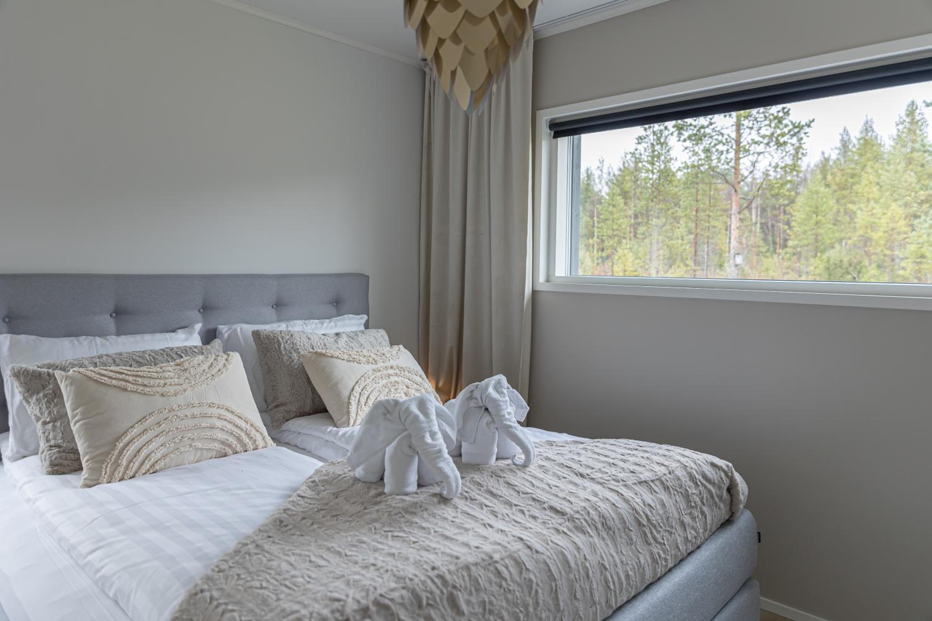 Villa Polar Lights with Jacuzzi by BookLapland