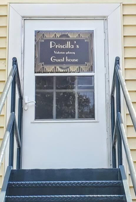 Priscilla's Downtown Victorian Loft Apartment Getaway view 4