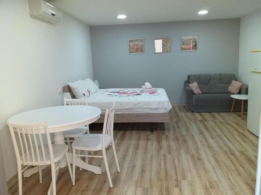 Cozy Studio Apartment on Rustaveli view 2