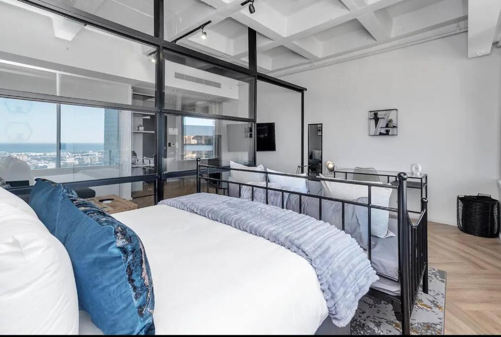 Stylish Urban Studio at One on Thibault