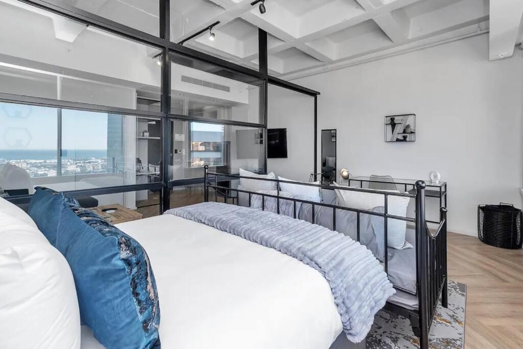 Stylish Urban Studio at One on Thibault