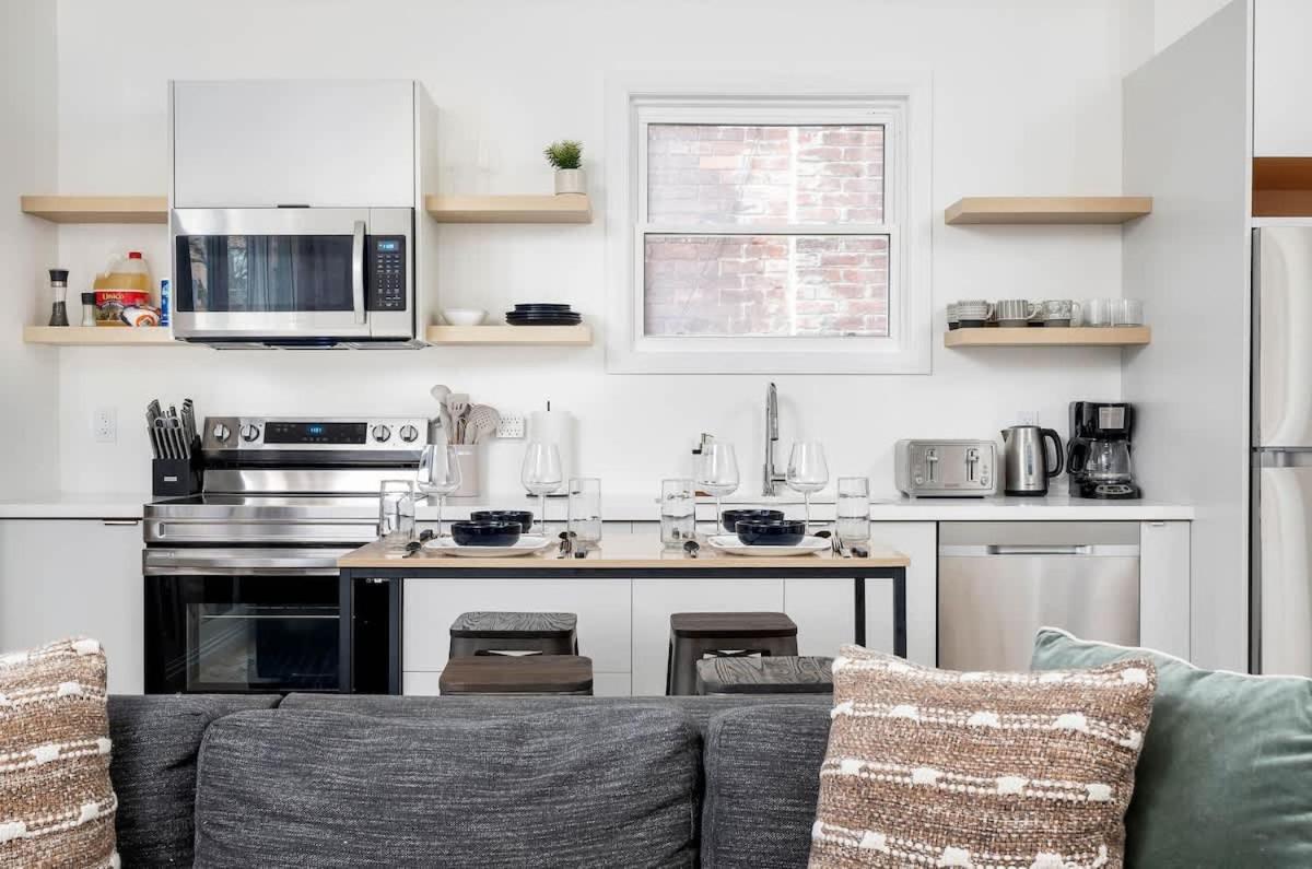 Large Victorian Sleeps 6 by UofT