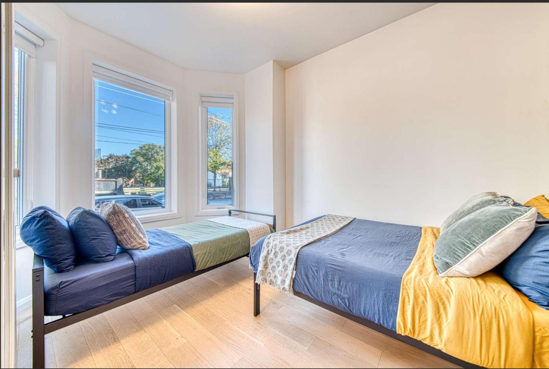 Large Victorian Sleeps 6 by UofT