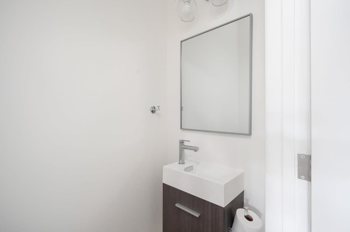 Large Victorian Sleeps 6 by UofT