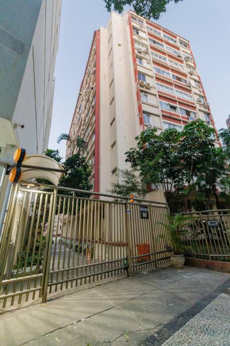 Apartamento com vaga no Arpoador