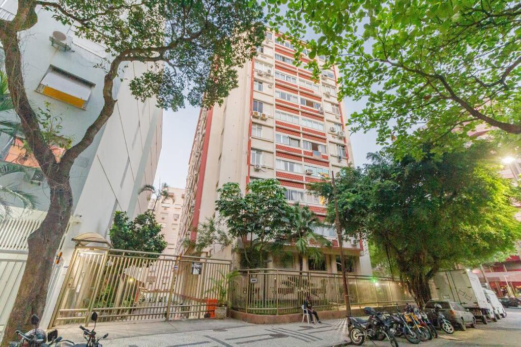 Apartamento com vaga no Arpoador