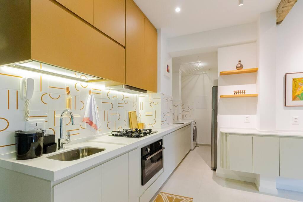 Apartamento com vaga no Arpoador