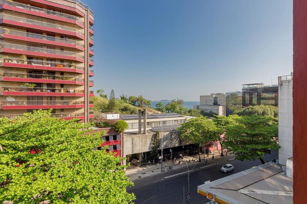Apartamento com vaga no Arpoador