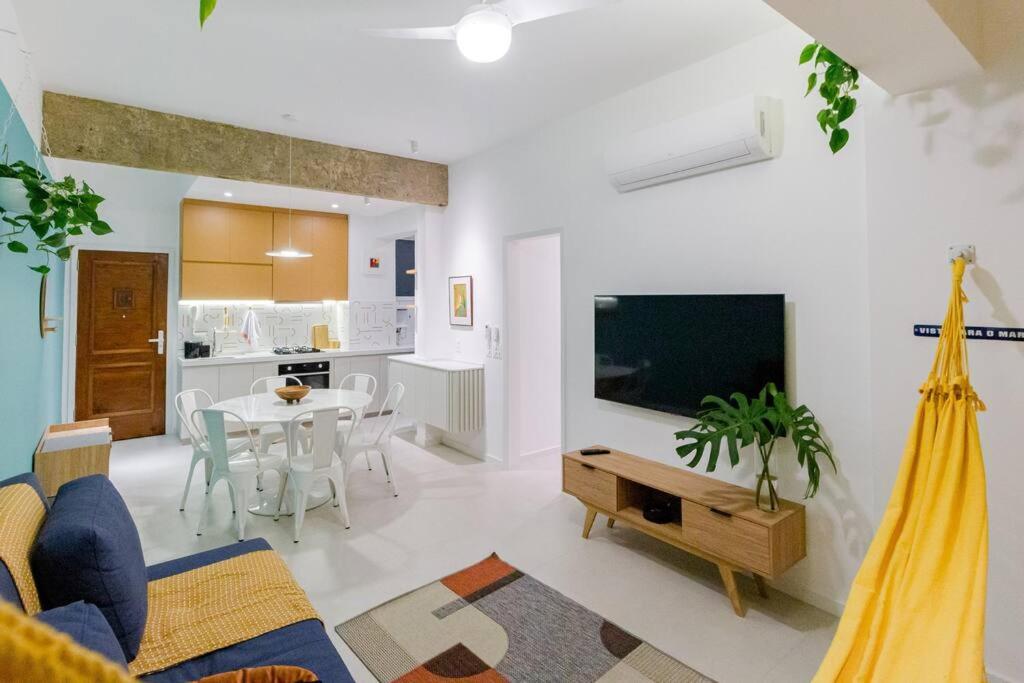 Apartamento com vaga no Arpoador