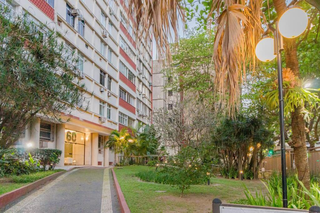 Apartamento com vaga no Arpoador