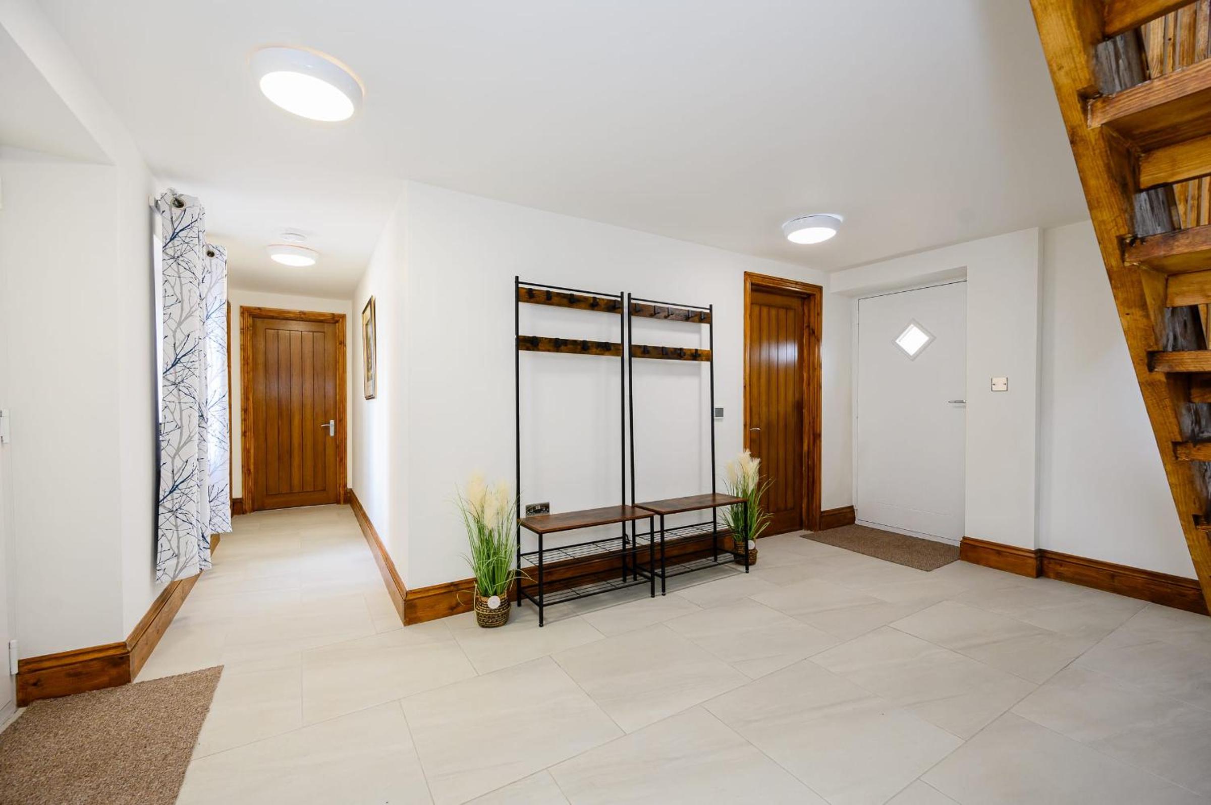The Farmhouse Private HOT TUB & SAUNA & TV-CINEMA Room Very Special Home Near Cannock Chase view 3