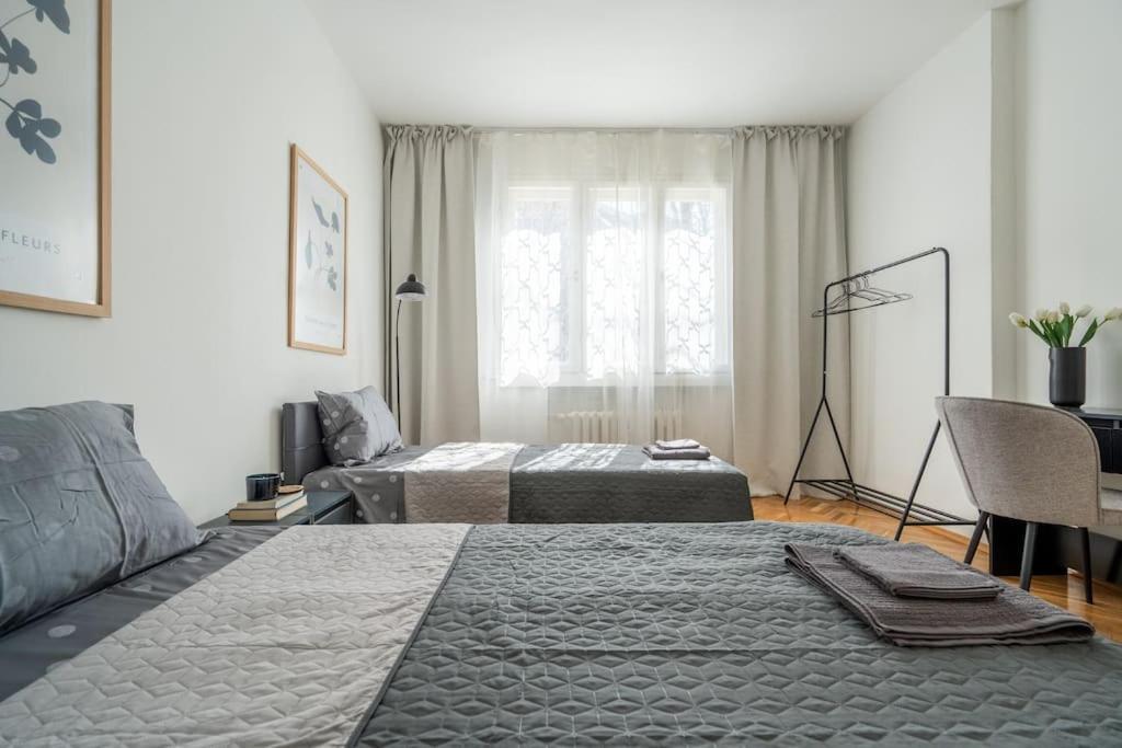 Modern and Calm 2BDRM Apt in City Centre