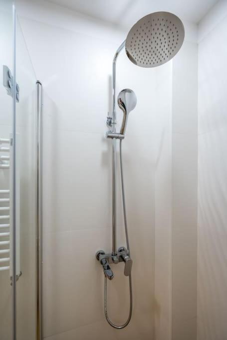 Modern and Calm 2BDRM Apt in City Centre