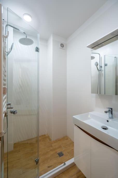 Modern and Calm 2BDRM Apt in City Centre