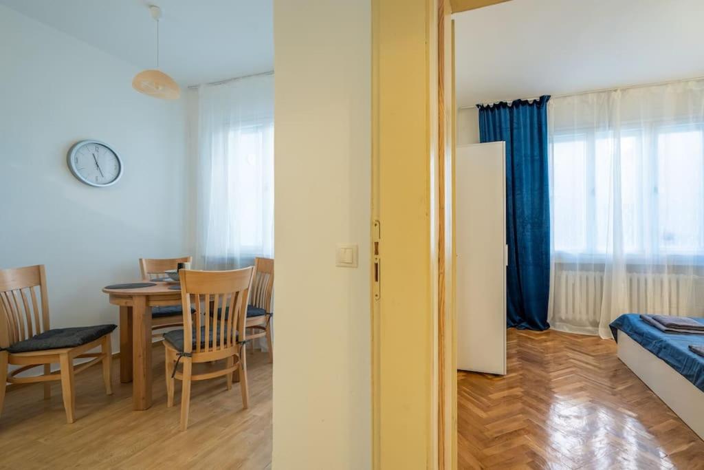 Modern and Calm 2BDRM Apt in City Centre
