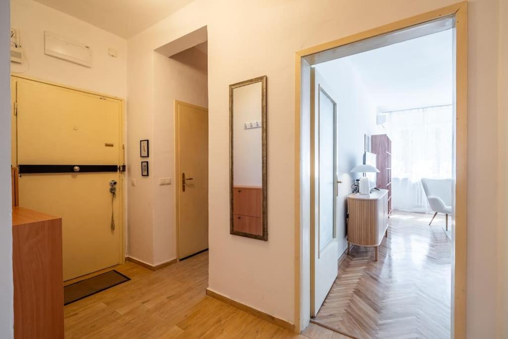 Modern and Calm 2BDRM Apt in City Centre