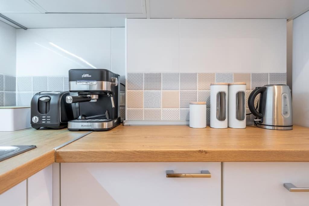Modern and Calm 2BDRM Apt in City Centre