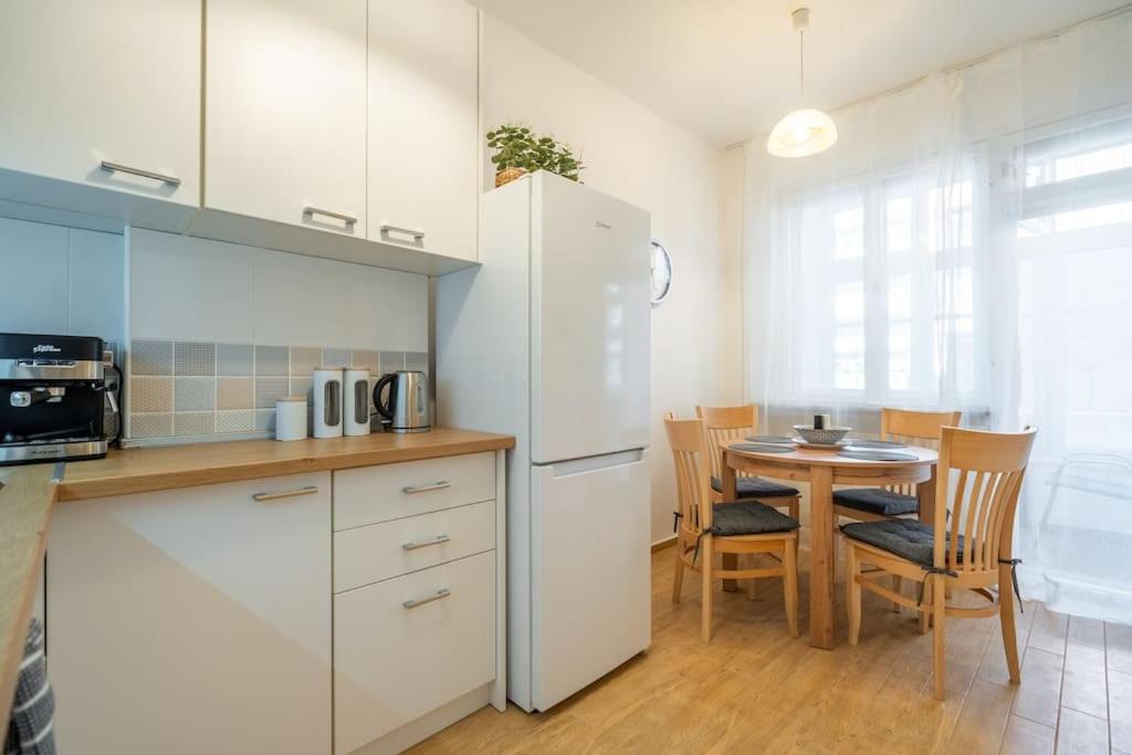 Modern and Calm 2BDRM Apt in City Centre