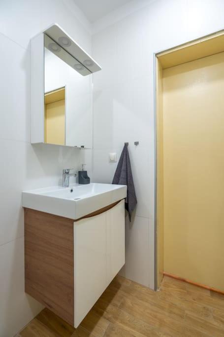 Modern and Calm 2BDRM Apt in City Centre